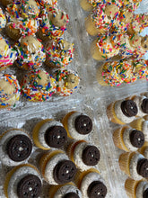 Load image into Gallery viewer, Cookies n Cream Cupcakes
